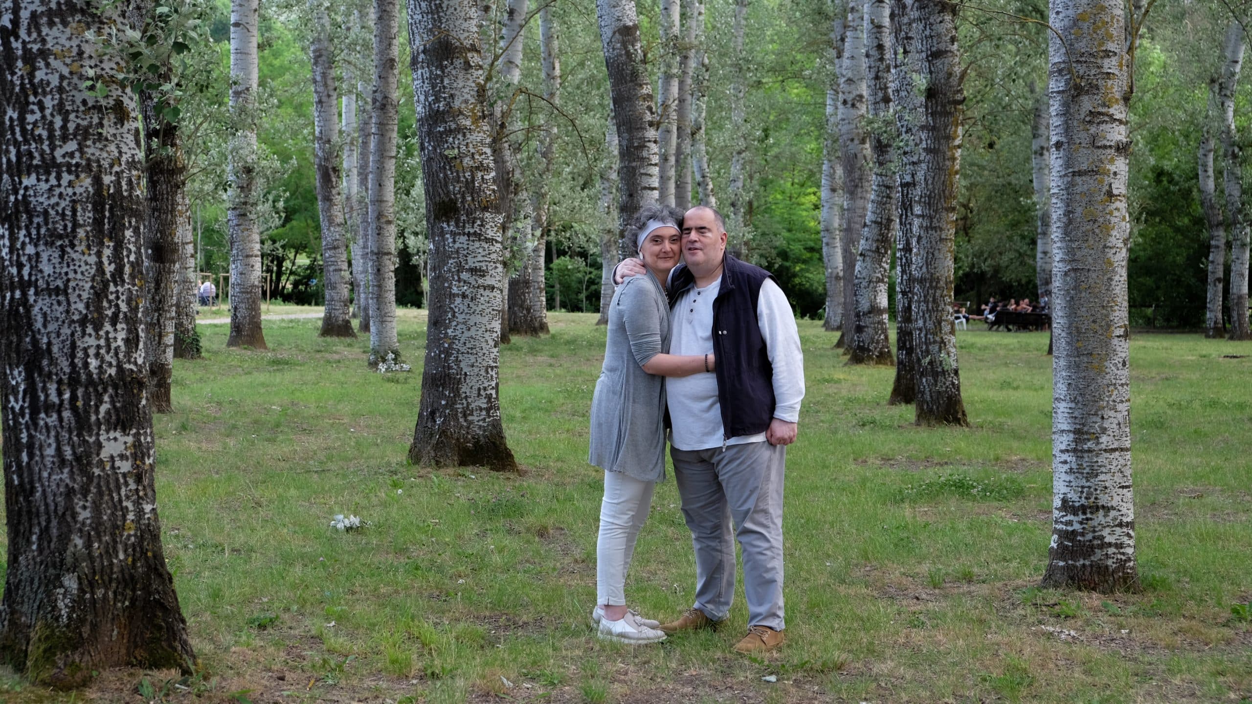 Duccio e Lali abbracciati in un parco